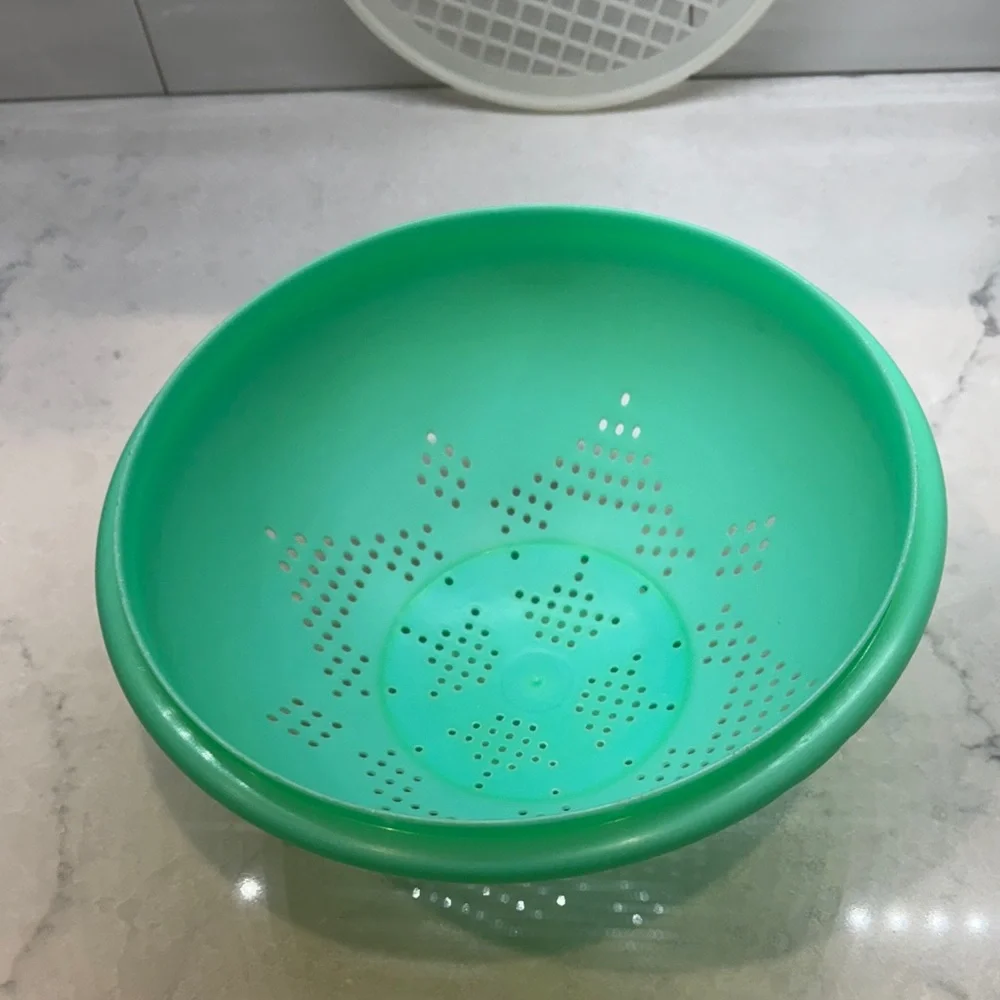 Tupperware Mint Green Colander with Lid